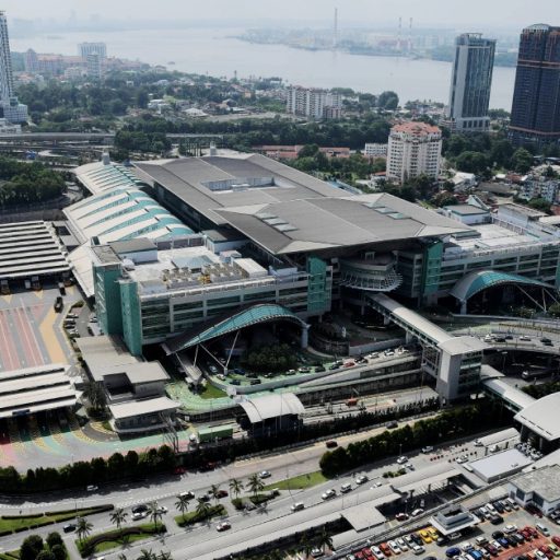 JOHOR BAHRU, 18 Mei -- Kompleks Kastam Imigresen dan Kuarantin (CIQ) Bangunan Sultan Iskandar (BSI), Bukit Chagar di Johor yang merupakan pintu masuk bagi Tambak Johor-Singapura dilihat mengalami kesesakan lalu lintas terutama laluan dari Singapura ketika tinjauan dari Skyscape yang terletak di tingkat 34 Menara Jland hari ini.??Situasi ini dapat dilihat pada waktu puncak pada hari biasa dan bertambah teruk terutama pada cuti hujung minggu atau cuti umum apabila melibatkan kedua-dua negara.??--fotoBERNAMA(2022) HAK CIPTA TERPELIHARA?